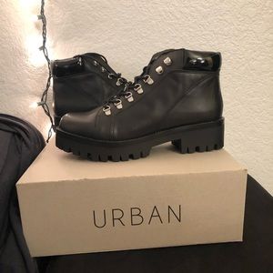 Urban Outfitters Allie Hiking Book Size 9